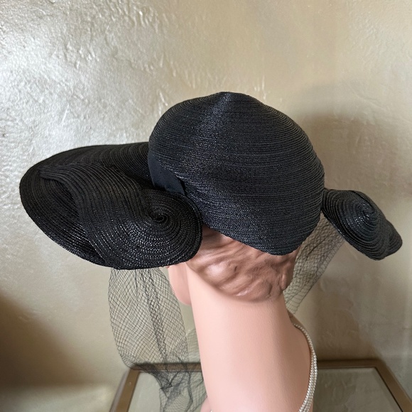 SUMPTUOUS 1940s' BLACK STRAW WIDE BRIM HAT WITH VEILING - Picture 4 of 13